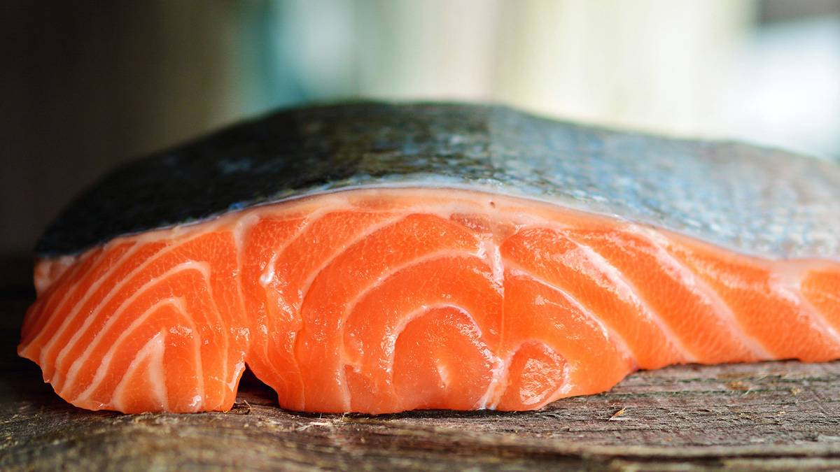 От ожирения и остеопороза: диетолог Лазуренко назвала главное лечебное свойство красной рыбы